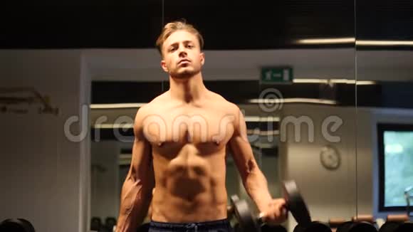 在健身房锻炼二头肌的帅哥视频的预览图