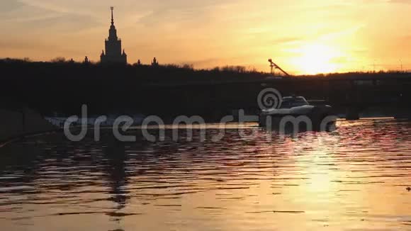 城市景观中河流的日落视频的预览图