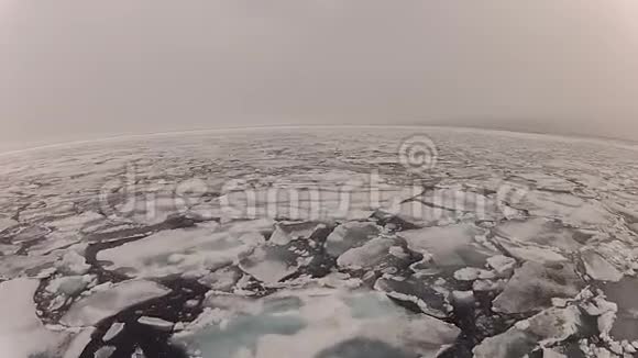 在冰上的破冰船上旅行南极洲视频的预览图