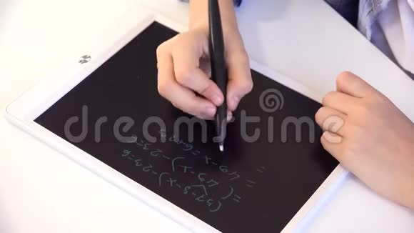 孩子在平板电脑上学习女孩在学校课堂上写作学习做作业视频的预览图