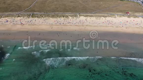 海浪沙滩人们从无人驾驶飞机兰扎达海滩海水浴西班牙加利西亚视频的预览图