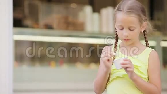 可爱的小女孩在户外夏天吃冰淇淋可爱的孩子在罗马享受真正的意大利冰淇淋视频的预览图