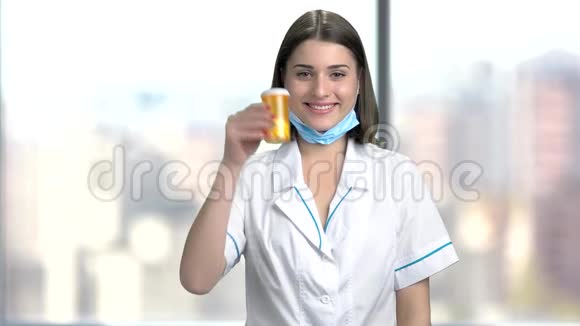 快乐女医生拿着药丸视频的预览图