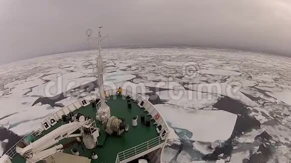在冰上的破冰船上旅行南极洲视频的预览图