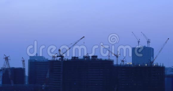 黄昏时分正在东京阿里阿克建造的建筑物上的起重机视频的预览图