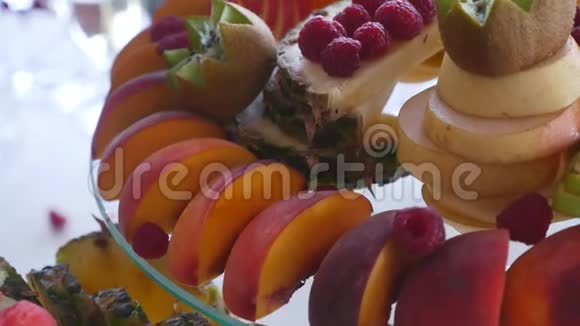 五颜六色的热带水果婚礼自助餐视频的预览图