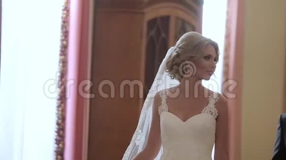 新郎新娘在宫殿里散步视频的预览图