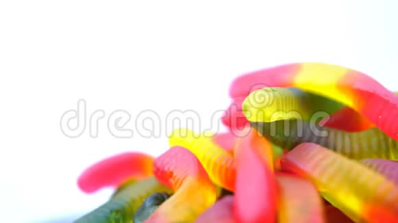 鲜艳可口色彩鲜艳的果酱糖果的镜头旋转视频的预览图