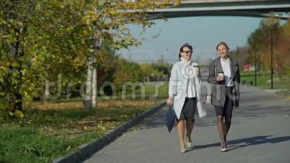 两个年轻的女人走路说话视频的预览图
