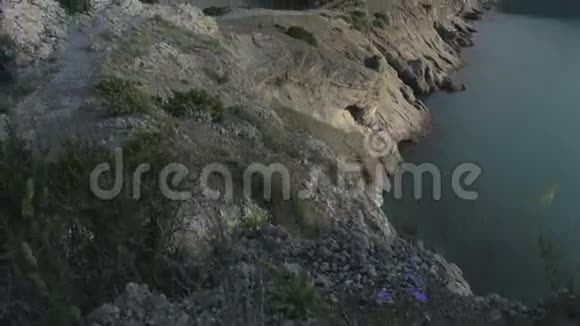 蓝色海湾和卡拉乌尔奥巴山的景色黑海克里米亚的山脉视频的预览图