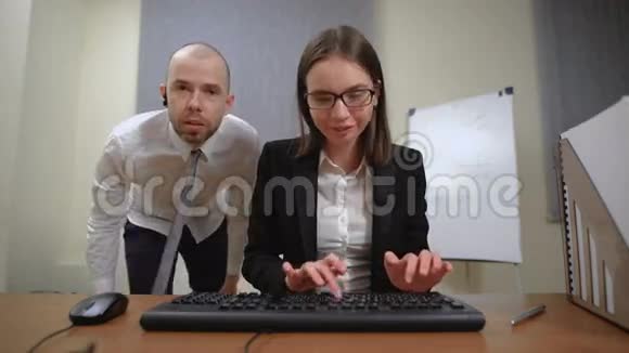 办公室桌上的商务美女视频的预览图