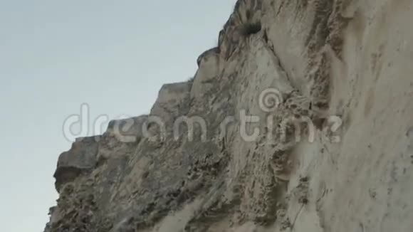 洞穴城市埃斯基凯尔门中世纪堡垒镇在克里米亚半岛视频的预览图