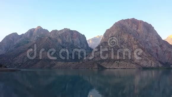 日出时的山湖时间流逝塔吉克斯坦视频的预览图