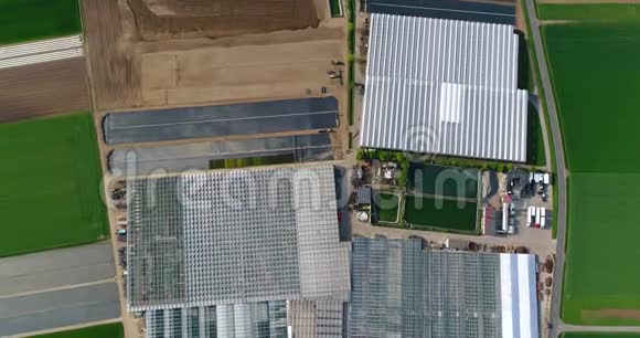 现代化的大型温室一个大型的农业综合体飞过绿茵场环绕的温室视频的预览图