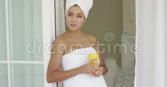 漂亮的女人裹着毛巾视频的预览图