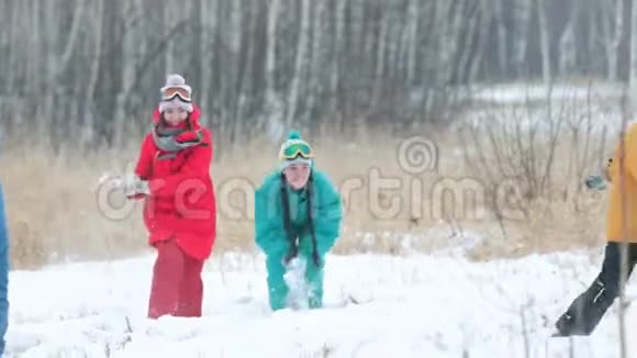 一家人在冬天的森林里玩雪视频的预览图