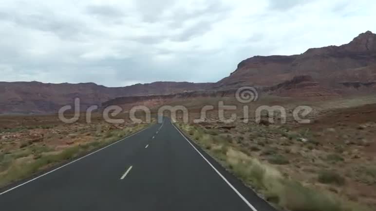 夏天开车穿过沙漠视频的预览图