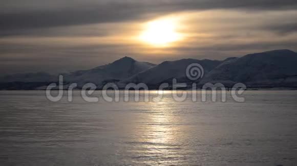 北极圈雪山上空雄伟的日落视频的预览图