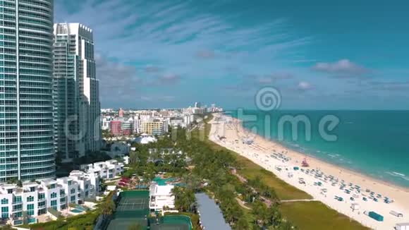 迈阿密佛罗里达美国2019年5月空中无人机全景飞行迈阿密海滩南海滩沙子和大海从上面视频的预览图
