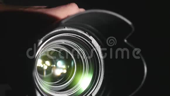 摄像机镜头显示变焦和眩光转向特写视频的预览图