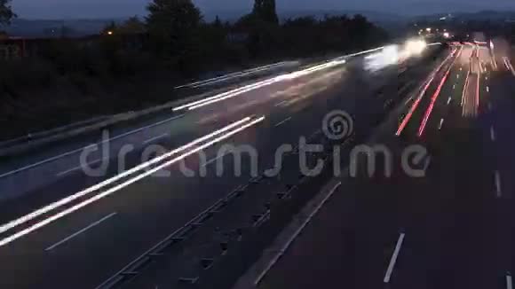 黄昏时高速公路上的交通延时视频的预览图