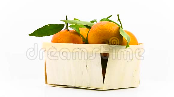 篮子里有叶子的橘子视频的预览图