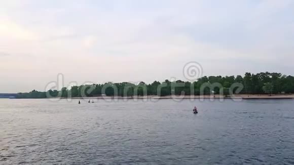 4K船在日落前开着大桥驶上了第聂伯河视频的预览图