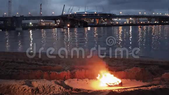 在海岸的沙滩上烧靴子视频的预览图