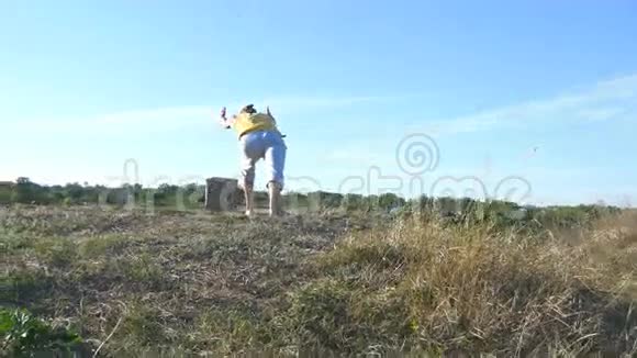 年轻男子站在瑜伽姿势的自然在户外练习瑜伽动作和姿势的人做体力活的运动员视频的预览图