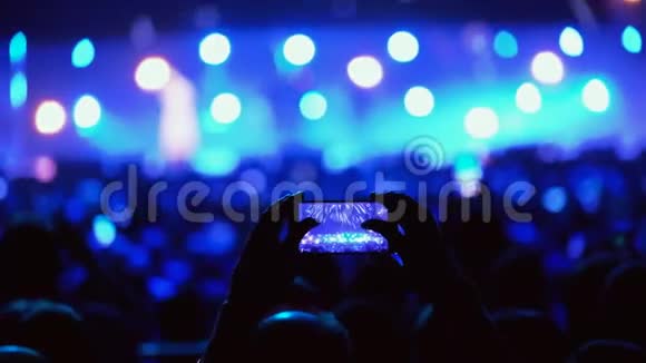 参加音乐会的人视频的预览图