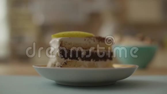 美味的巧克力蛋糕在白色盘子上的木桌背景特写白色盘子上自制蛋糕一块视频的预览图