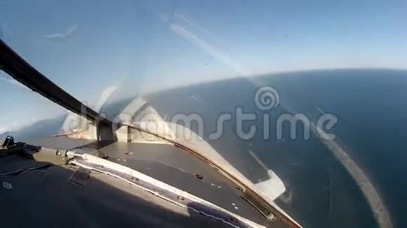 从驾驶舱飞机飞越海景视频的预览图