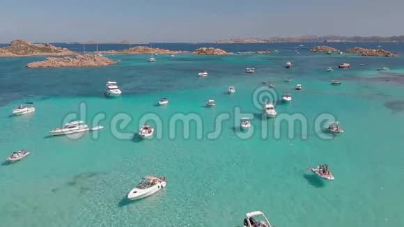意大利撒丁岛马德莱纳群岛船只的无人机航景图视频的预览图