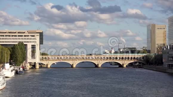 巴黎贝西大桥的地铁交通视频的预览图
