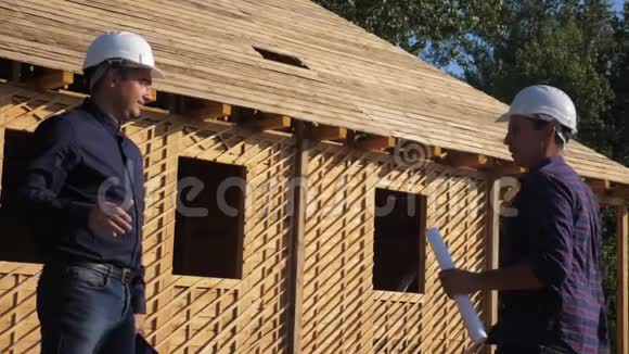团队合作概念建设构建建筑师慢动作视频两个戴头盔的工人握手合同视频的预览图