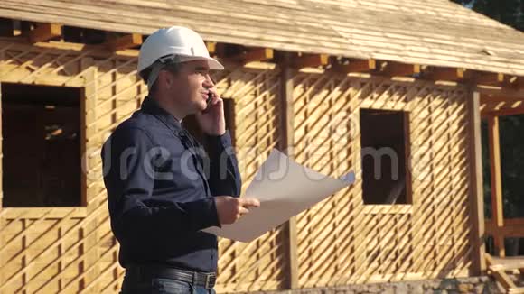 概念建筑构建建筑师慢动作视频戴着头盔的建筑工人站在建筑的生活方式上视频的预览图