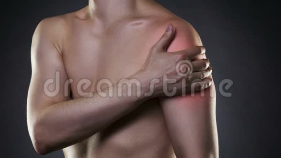黑色背景下肩膀疼痛的男人视频的预览图