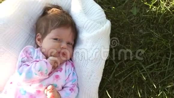 婴儿躺在草地上视频的预览图