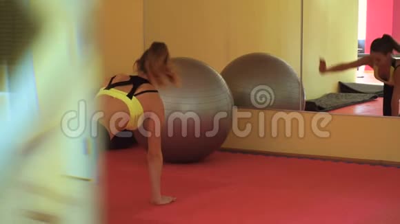年轻的金发女郎在健身房训练视频的预览图