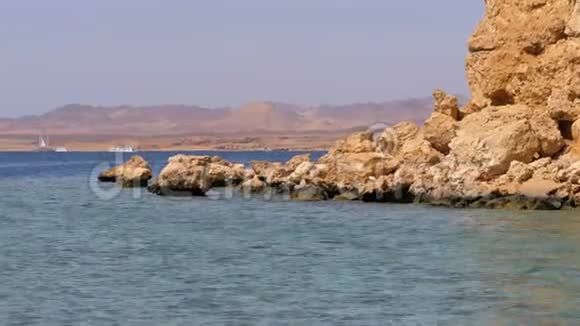 靠近珊瑚礁的红海上的洛基海滩埃及红海海岸度假村视频的预览图
