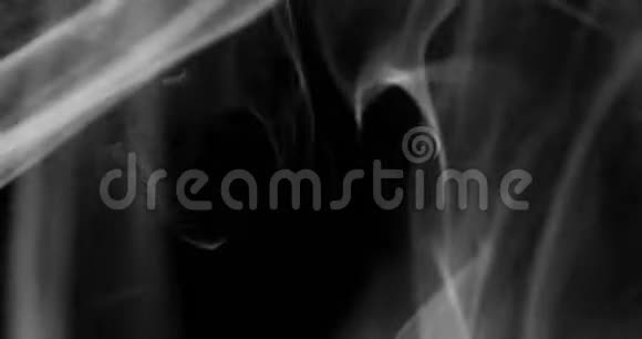 烟雾背景白色烟雾漂浮在黑色背景下的空间中视频的预览图
