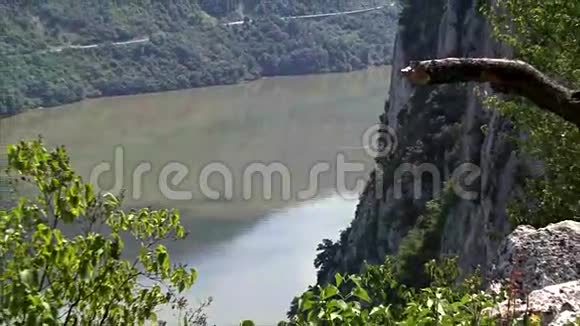 多瑙河峡谷上美丽的风景视频的预览图