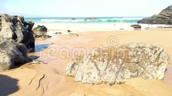 葡萄牙海岸阿德拉加沙滩落基海岸线视频的预览图