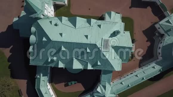 在20世纪蓝色屋顶的军事病房上空飞行视频的预览图
