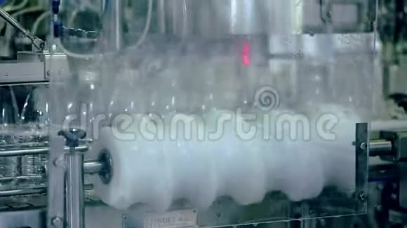 乳品厂输送带奶业牛奶生产线视频的预览图