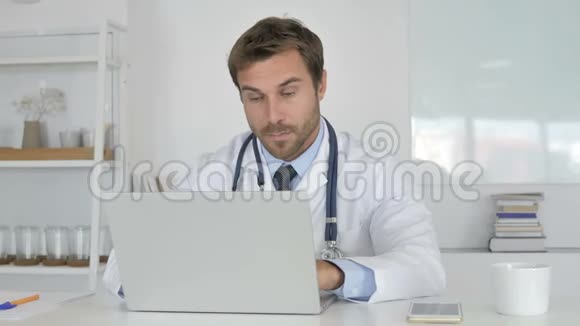 医生与病人在线视频聊天视频的预览图