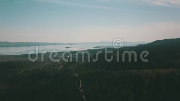 从空中俯瞰贝加尔湖西伯利亚视频的预览图