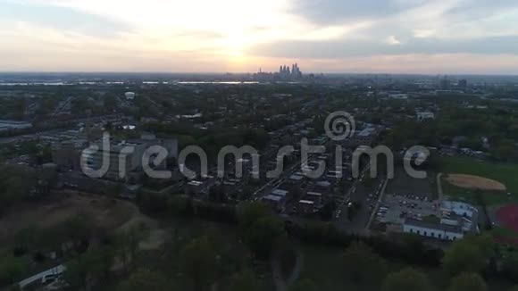 鸟瞰飞往费城日落视频的预览图