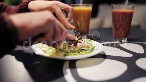 人们在素食餐厅吃或吃晚餐视频的预览图