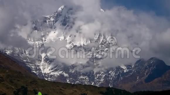 尼泊尔喜玛拉雅山云间雪山峰视频的预览图